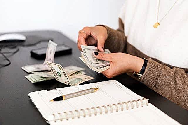 how to tip cleaning lady - different options | Why to use house cleaning calculator to know cost